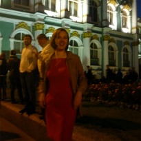 Stéphanie sur fond de l'Ermitage la nuit
